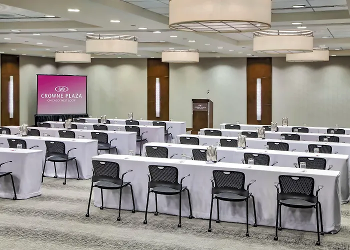 Crowne Plaza - West Loop By Ihg Hotel 3*
